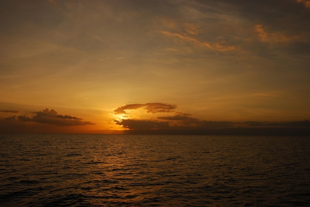 夕暮れの空に照らされた海の景色