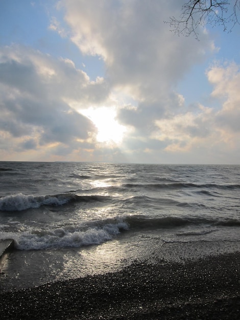 Красивый вид на море на фоне неба во время захода солнца