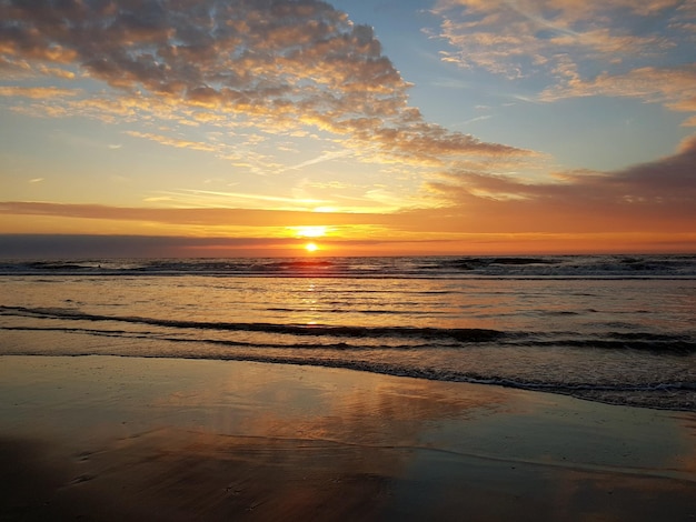 夕暮れ の 時 の 空 に 対し て の 海 の 景色