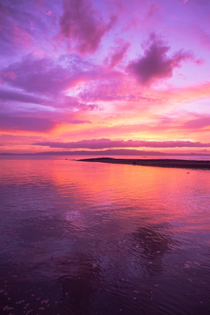 Foto la vista panoramica del mare contro il cielo al tramonto