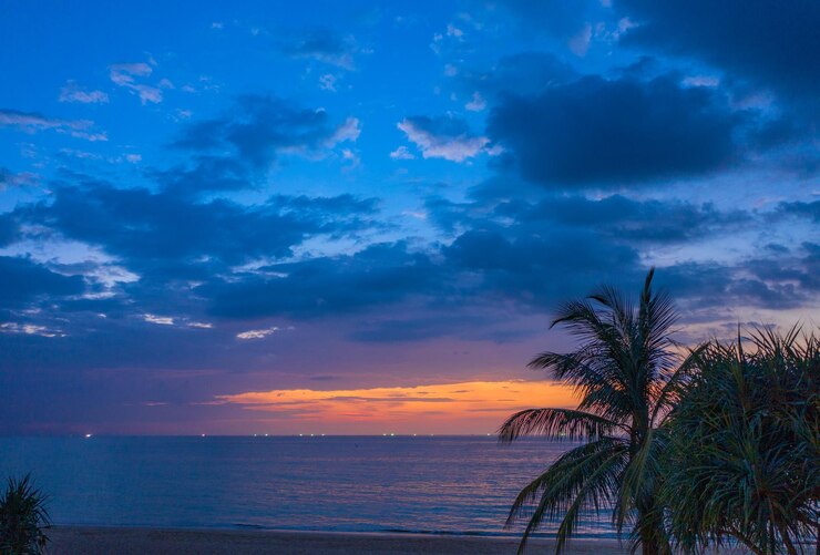 Photo 夕暮れ の 空 に 対し て の 海 の 景色