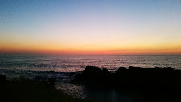 夕暮れ の 時 の 空 に 対し て の 海 の 景色