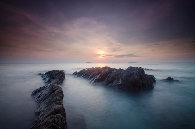 Foto la vista panoramica del mare contro il cielo al tramonto