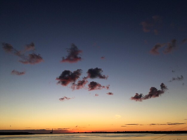 Photo scenic view of sea against sky at sunset