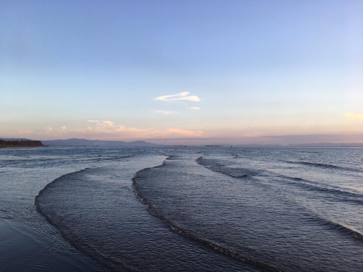 Photo 夕暮れ の 時 の 空 に 対し て の 海 の 景色