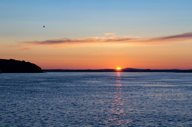 Красивый вид на море на фоне неба во время захода солнца