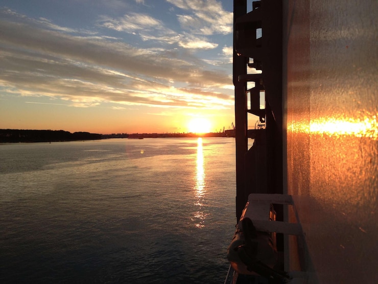 Photo 夕暮れの空に照らされた海の景色