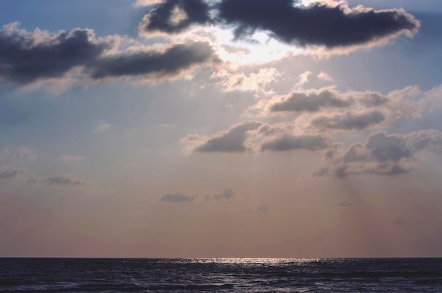 夕暮れ の 時 の 空 に 対し て の 海 の 景色