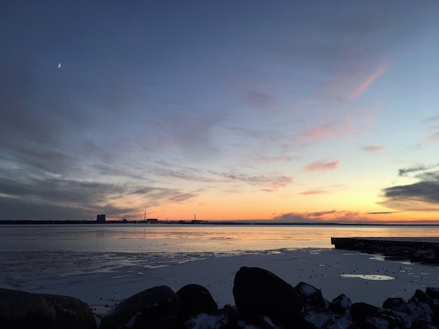 夕暮れ の 空 に 対し て の 海 の 景色