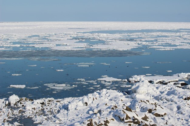 Красивый вид на море на фоне неба зимой