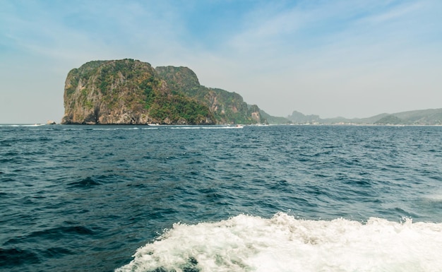 Красивый вид на море на фоне неба
