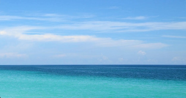 空に照らされた海の景色