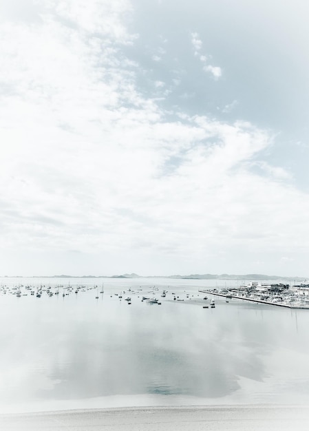 空に照らされた海の景色