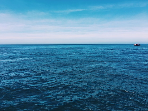 Вид на море на фоне неба