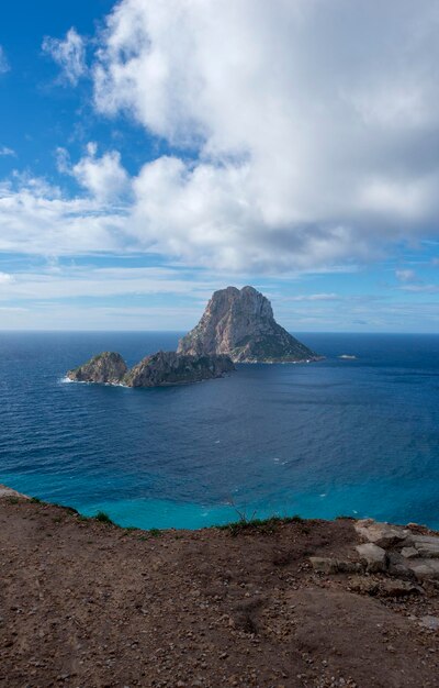 Красивый вид на море на фоне неба