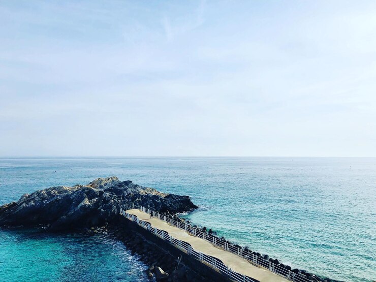 Photo 하늘 을 배경 으로 한 바다 의 풍경