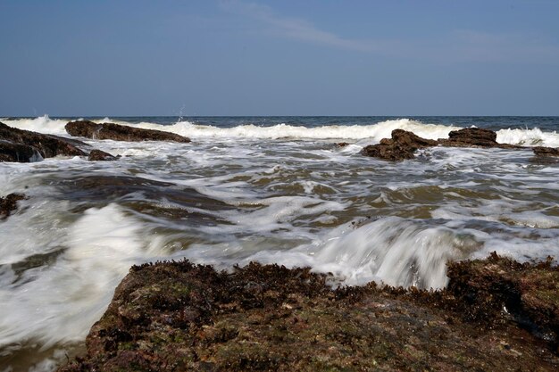 Красивый вид на море на фоне неба