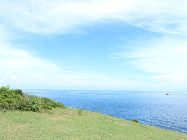 空に照らされた海の景色