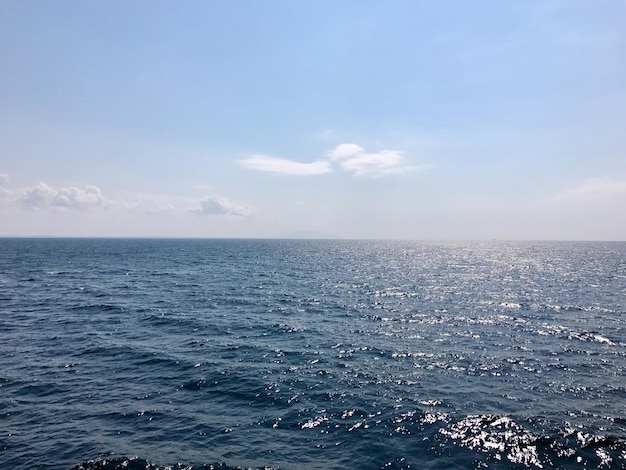 Красивый вид на море на фоне неба
