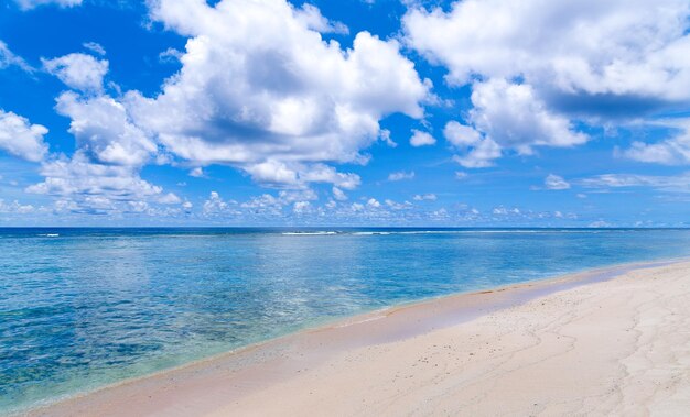 空に照らされた海の景色