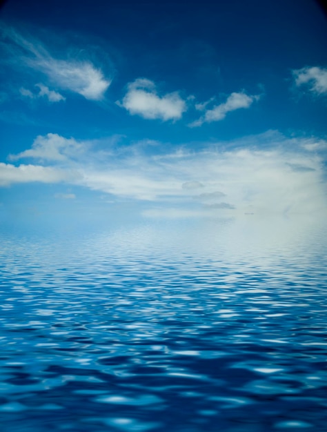 空に照らされた海の景色
