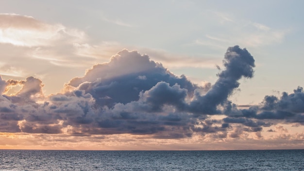 空に照らされた海の景色
