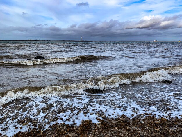 Красивый вид на море на фоне неба