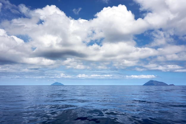 空に照らされた海の景色