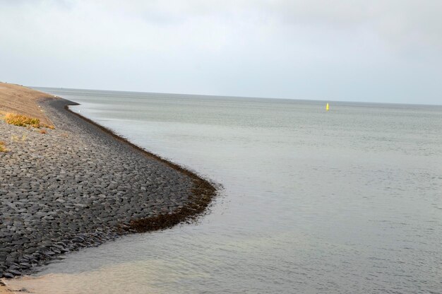 Красивый вид на море на фоне неба