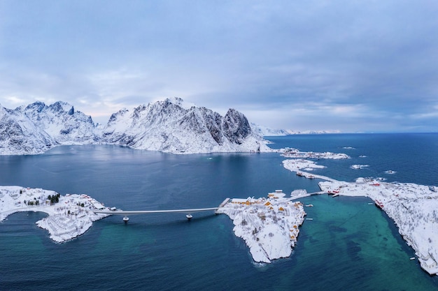 Красивый вид на море на фоне неба