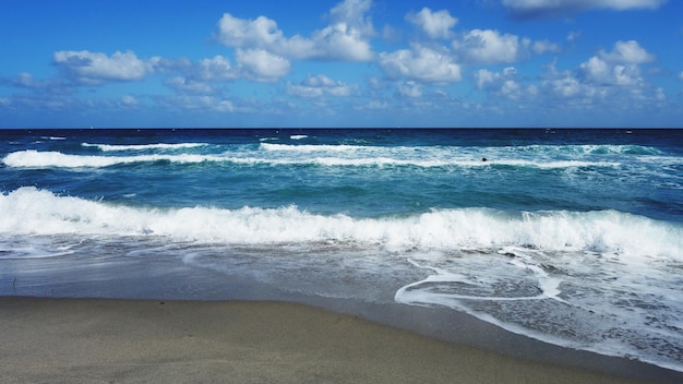 Vista panoramica del mare contro il cielo