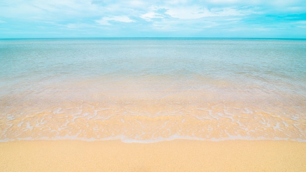 Красивый вид на море на фоне неба