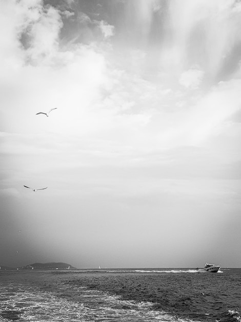 Vista panoramica del mare sul cielo