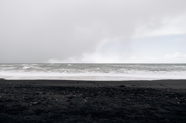 空に照らされた海の景色