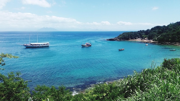 Красивый вид на море на фоне неба