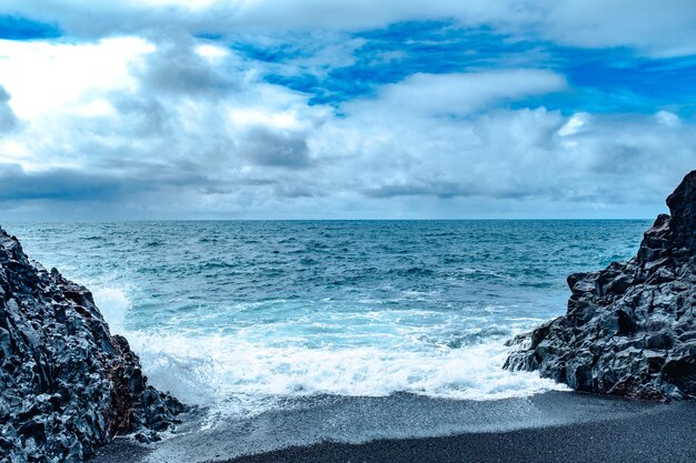 空に照らされた海の景色