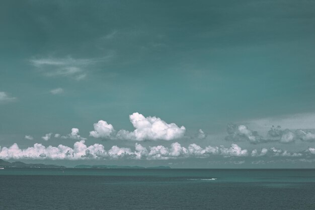 空に照らされた海の景色