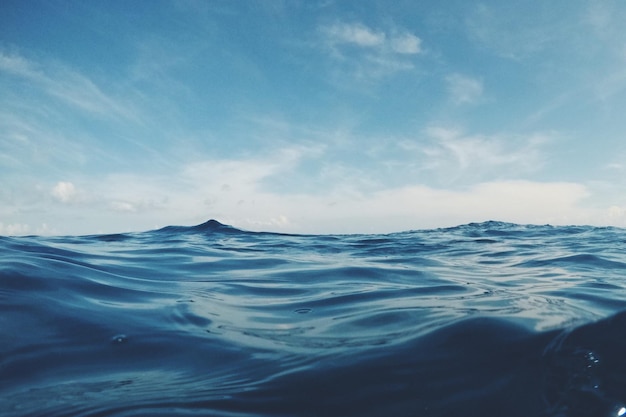 Красивый вид на море на фоне неба