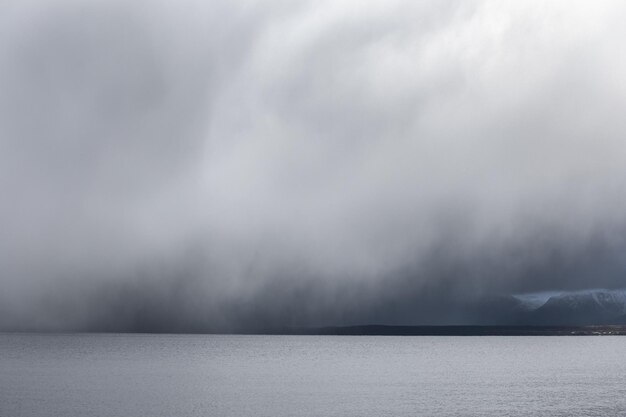 Foto la vista panoramica del mare contro le nuvole della tempesta