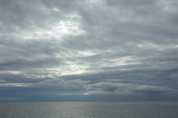 嵐 の 雲 に 逆らっ て の 海 の 景色