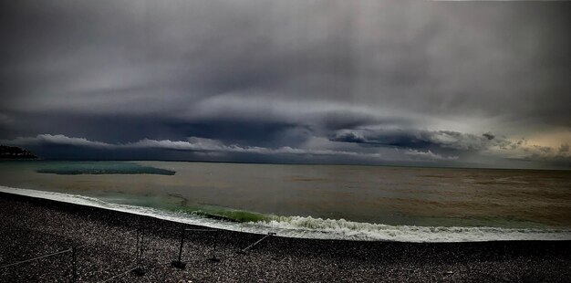 Foto la vista panoramica del mare contro le nuvole della tempesta