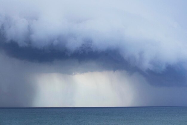 Foto la vista panoramica del mare contro le nuvole della tempesta