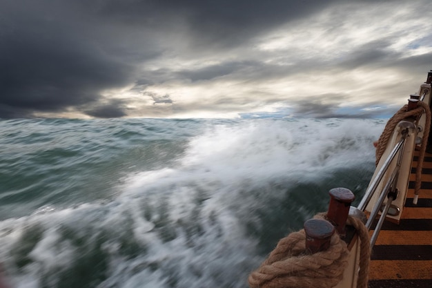 Foto la vista panoramica del mare contro le nuvole della tempesta