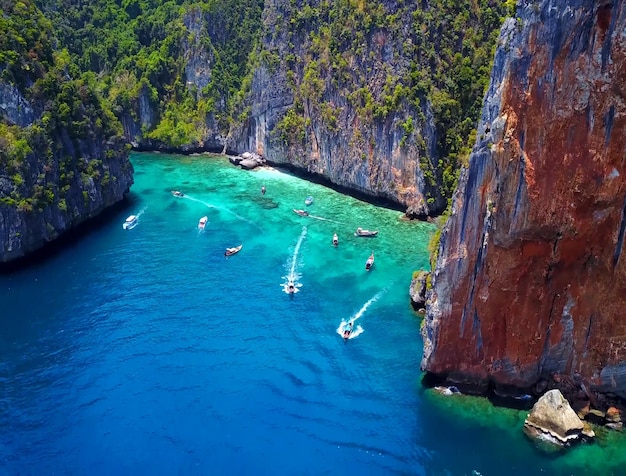 Photo scenic view of sea amidst rock formation