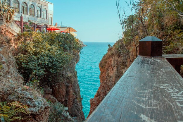 Foto vista panoramica del mare e degli edifici sul cielo