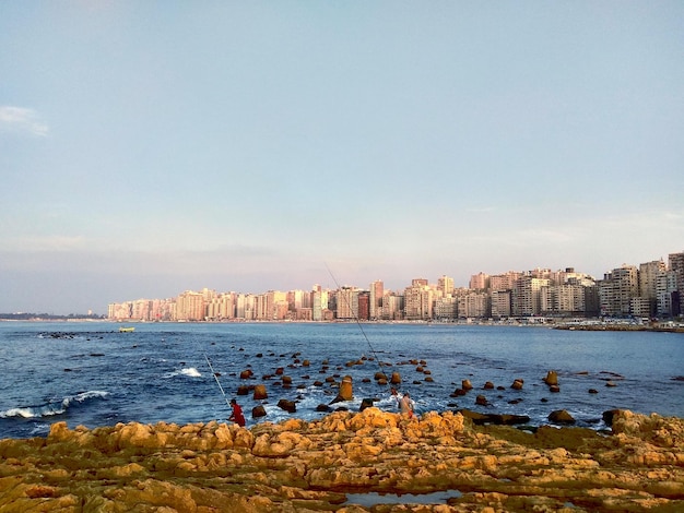 Foto vista panoramica del mare e degli edifici sul cielo