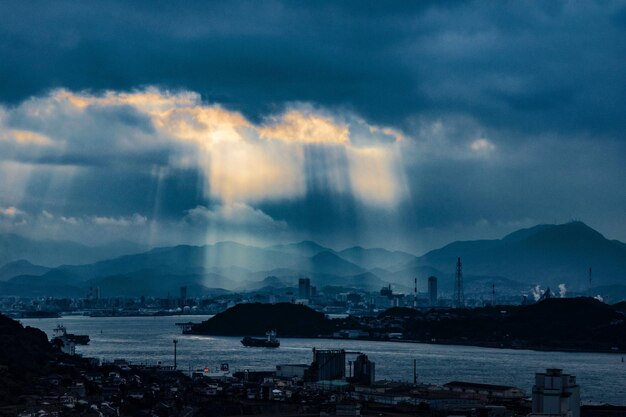 空に照らされた海と建物の景色