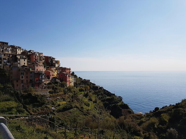 Foto vista panoramica del mare da edifici contro un cielo limpido