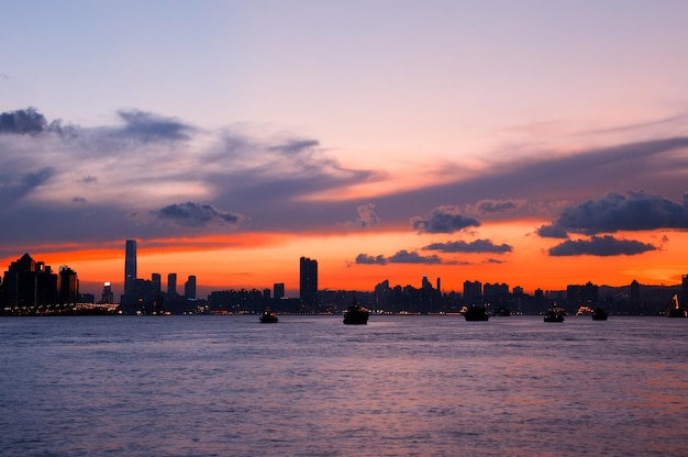夕暮れの空を背景に建物から見える海の景色