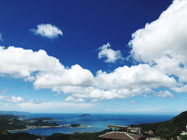 Photo 空に照らされた建物から見える海の景色